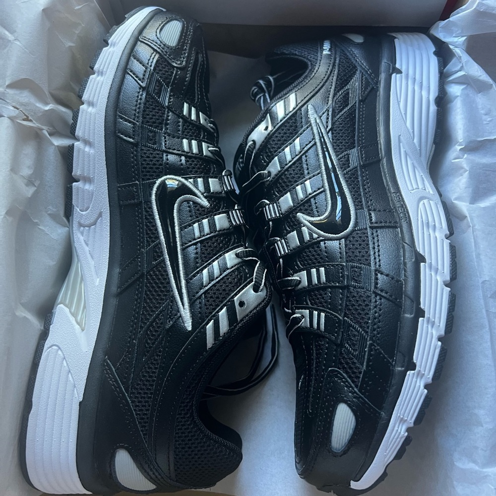 P-6000 Nike Men's Black and Silver Athletic Shoes